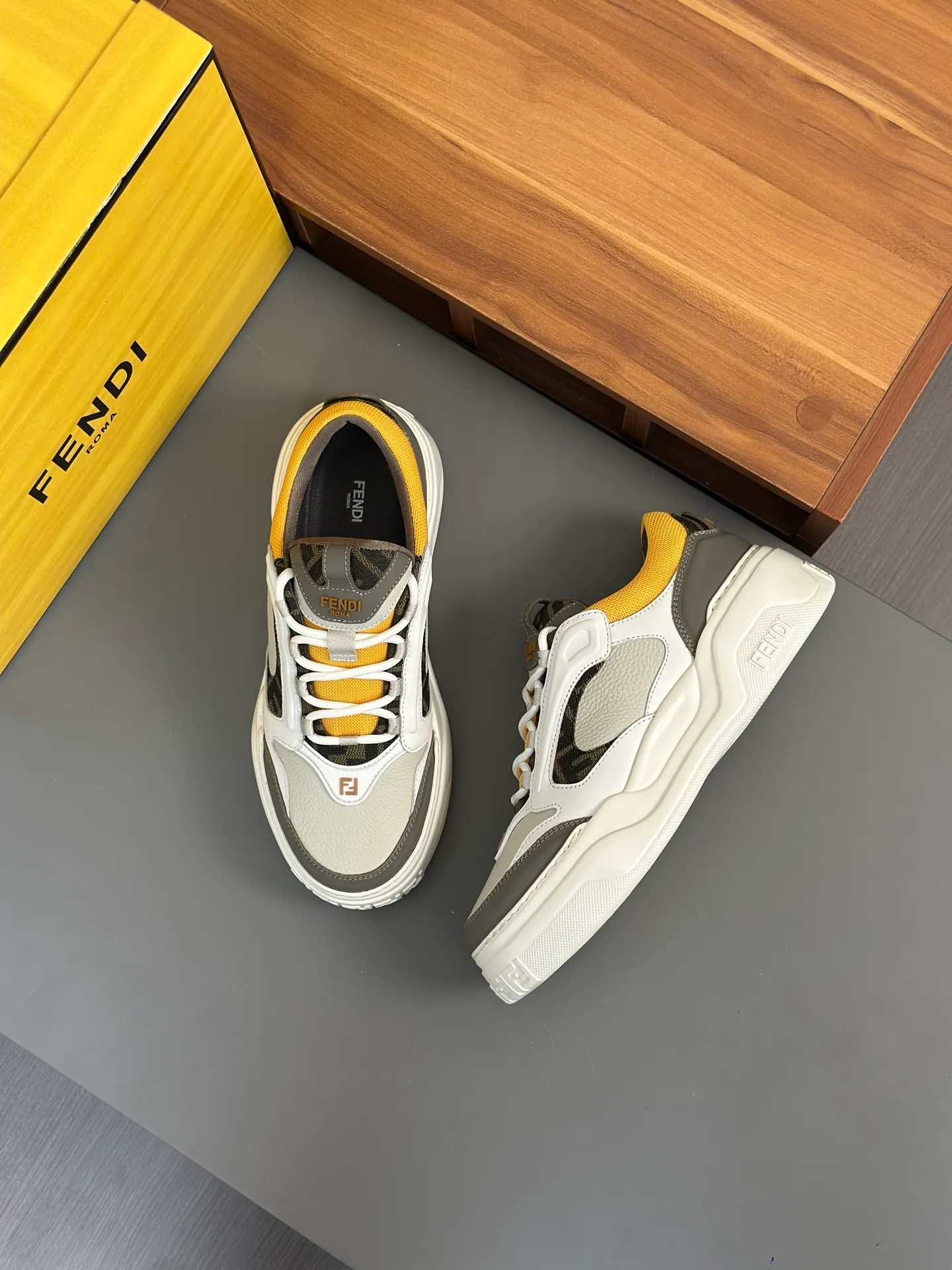 [FENDI] Fendi men's shoes 💰780💰 - High-end quality original casual sports shoes - Upper: Nappa calfskin, pebbled calfskin, tongue and heel; injection molded brand logo plastic module - Lining: brand canvas - Outsole: ultra-light T men's shoes 💰R foam rubber; molded outsole - Super high quality control, fine workmanship: highlighted (high-end, luxury, grade) -Size :39-44 (38, 45, can be customized)